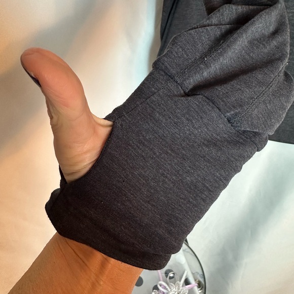 Gap Fit Lightweight Hoodie with Pockets and Thumb Hole Sleeves Size Med / Large - Picture 4 of 8